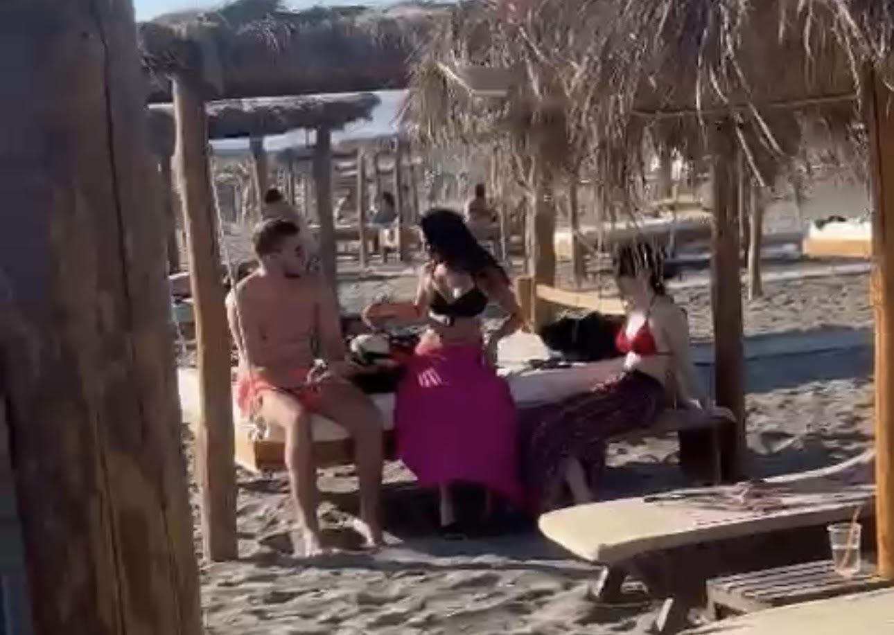 PAPARAZZO u Crnoj Gori: Petar Krekić u društvu devojaka na plaži, finalista "Zvezda Granda" se totalno opustio VIDEO 6 image 5 17