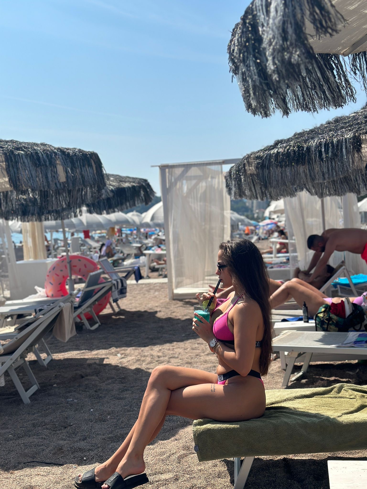 PAPARAZZO: Zvezda Granda u tanga kupaćem razmenjivala nežnosti sa dečkom na plaži VIDEO 7 image00001 1