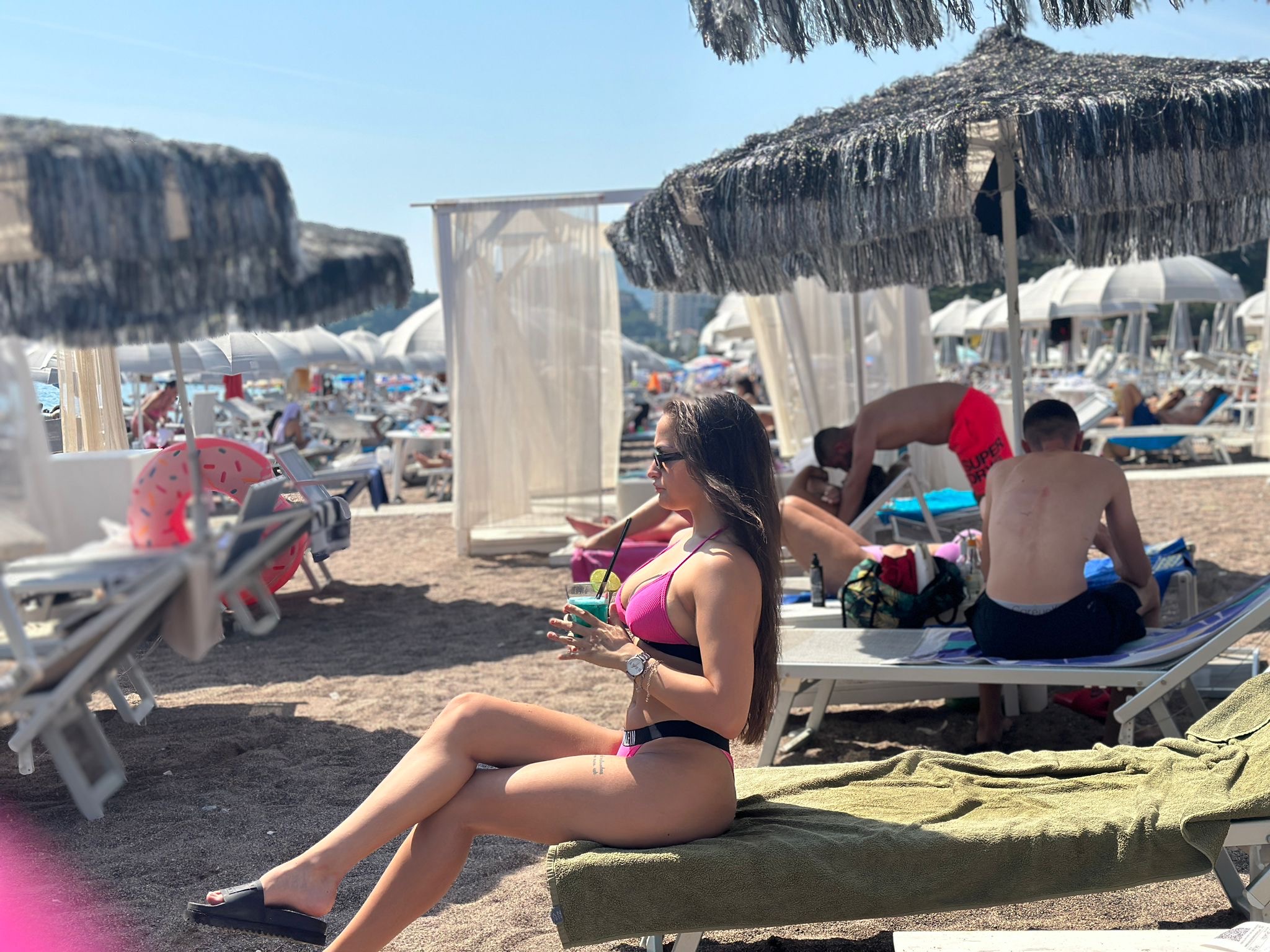 PAPARAZZO: Zvezda Granda u tanga kupaćem razmenjivala nežnosti sa dečkom na plaži VIDEO 5 image00002 2