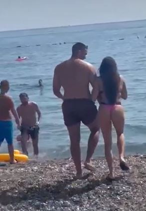 PAPARAZZO: Zvezda Granda u tanga kupaćem razmenjivala nežnosti sa dečkom na plaži VIDEO 8 mkmk