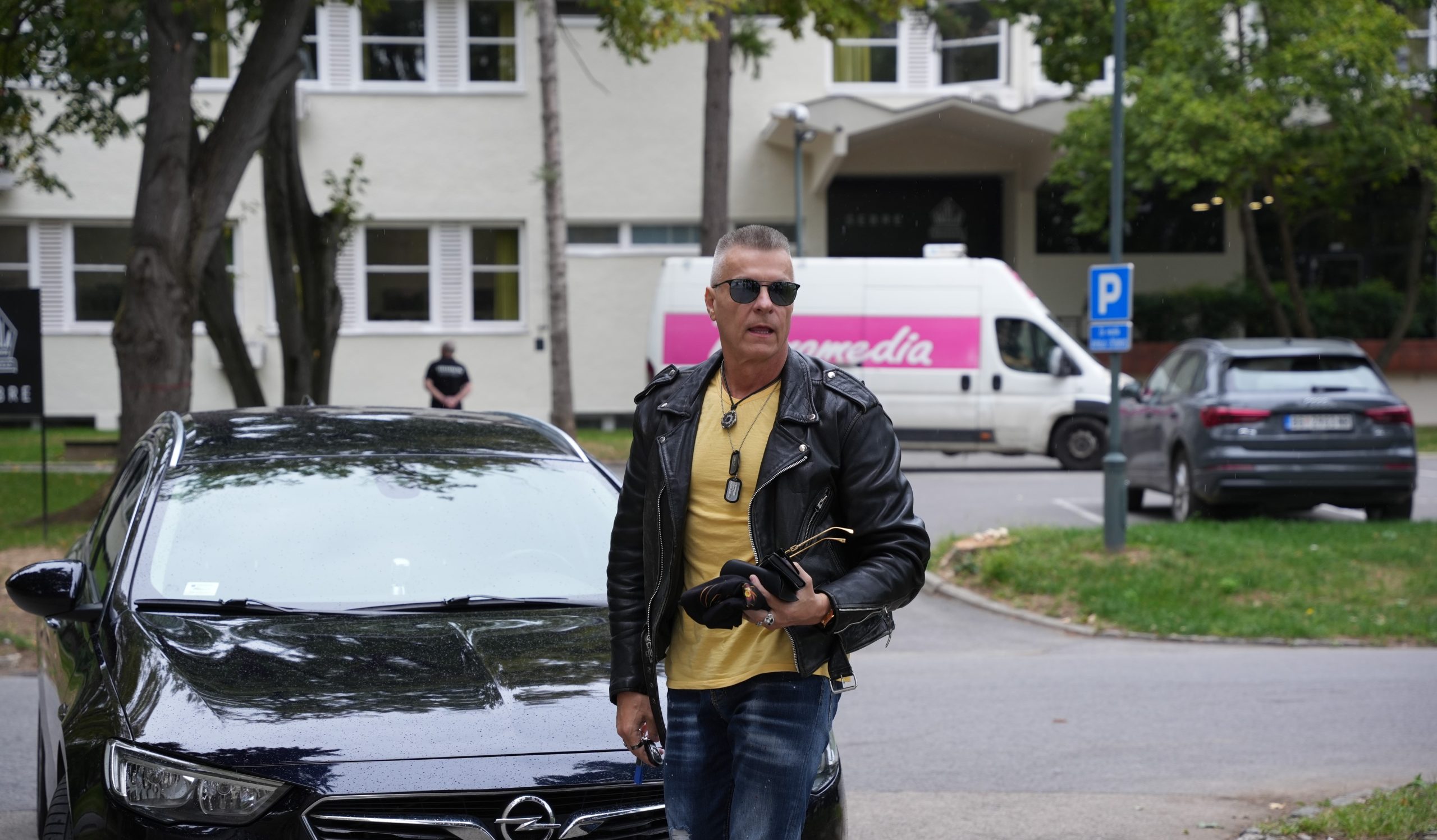 Svi se okreću za jaknom Đorđa Davida, evo čiji lik je iscrtao na leđima VIDEO 6 đorđe david zvezde granda