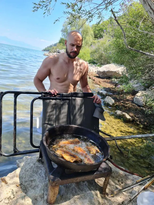 Pevač iz "Zvezda Granda" uhvaćen dok vesla, sve oči uprte u njega (VIDEO) 7 IMG d6b0f8053f80888dd51de7926759e2f5 V 640x853 1