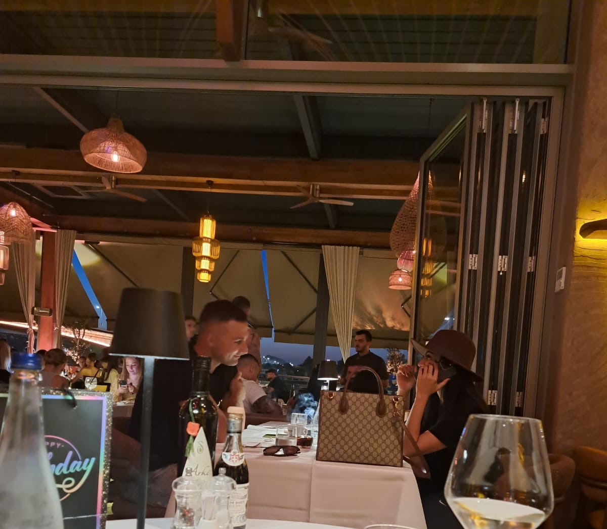 PAPARAZZO: Tanja Savić pokušala da se sakrije od kamera dok je uživala sa misterioznim muškarcem, svi se pitaju ko je on (FOTO) 7 PHOTO 2024 09 22 19 21 16 1