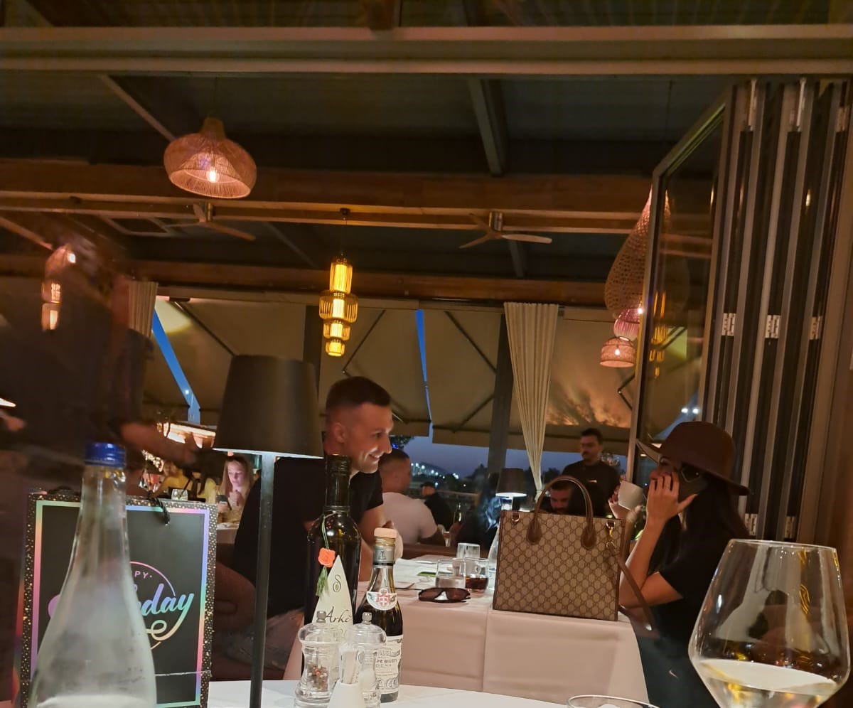 PAPARAZZO: Tanja Savić pokušala da se sakrije od kamera dok je uživala sa misterioznim muškarcem, svi se pitaju ko je on (FOTO) 8 PHOTO 2024 09 22 19 21 36