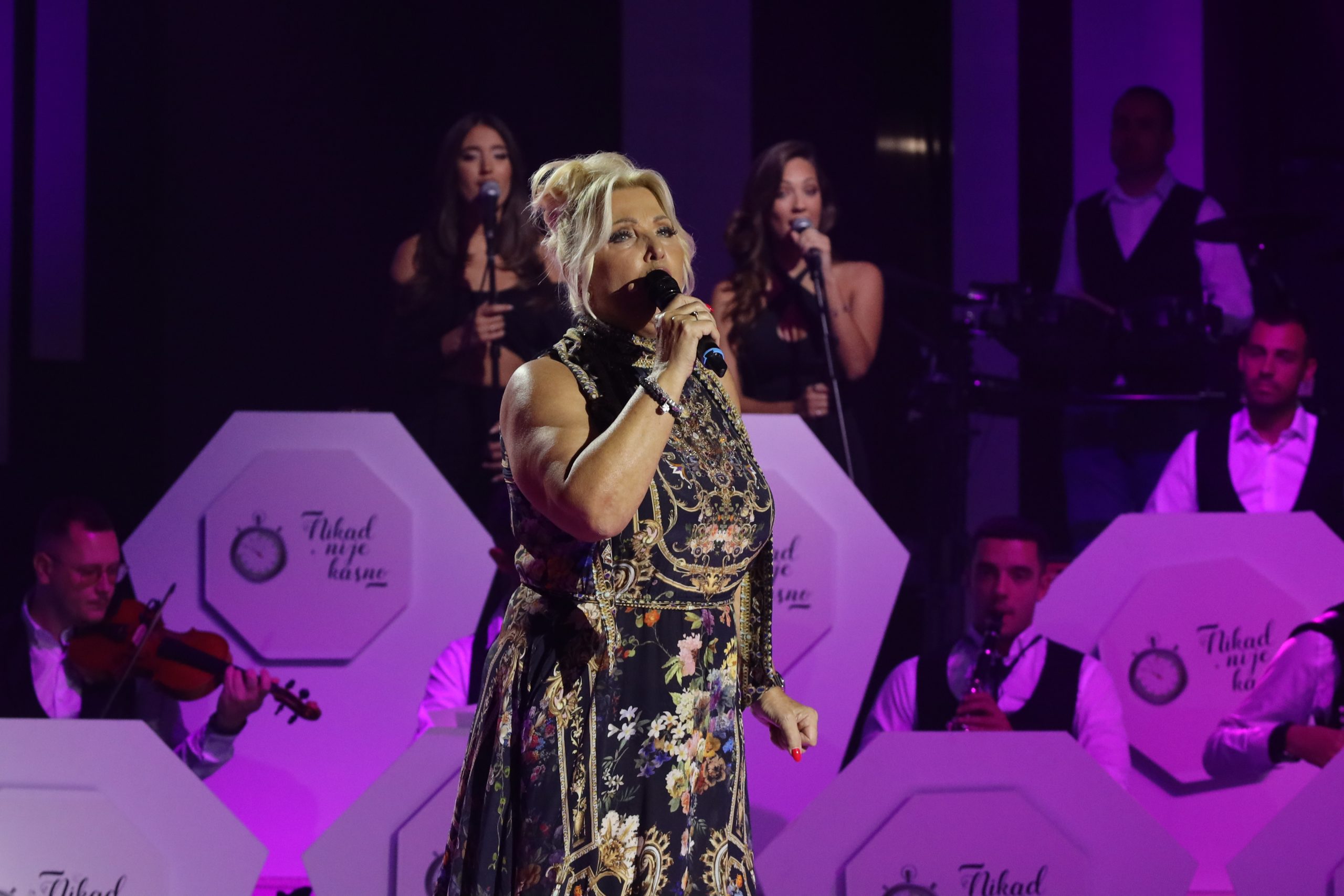 Snežana Đurišić zapevala najveći hit, pa mikrofon prosledila publici: "Bravo za gimnazijalke" VIDEO 5 SNEZANA DJURISIC NNK SNIMANJE 05092024 FOTO MUNJA 28
