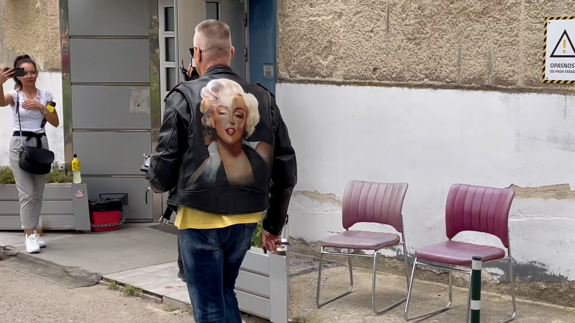 Svi se okreću za jaknom Đorđa Davida, evo čiji lik je iscrtao na leđima VIDEO 7 đorđe david jakna