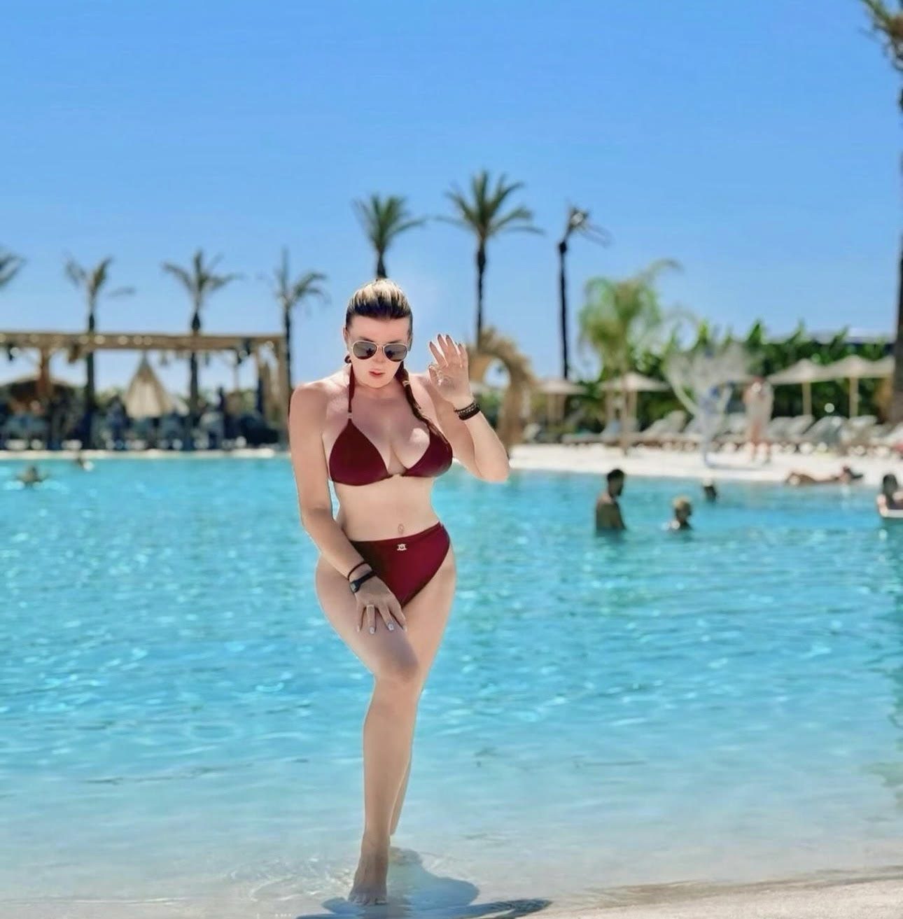 Evo u kakvom luksuzu letuje Viki Miljković: Pevačica pozirala u kupaćem i zapalila društvene mreže (FOTO) 6 image 6 11