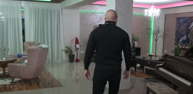 "Ljudi neće da prihvate da sam sve sam zaradio", Poznati pevač sagradio vilu iz snova, a tek da vidite enterijer (VIDEO) 6 kucaaa