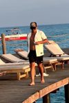 PAPARAZZO: Najveći šmeker iz "Zvezda Granda" uhvaćen na odmoru, evo sa kim se baškari na luks destinaciji FOTO 3 nem dju