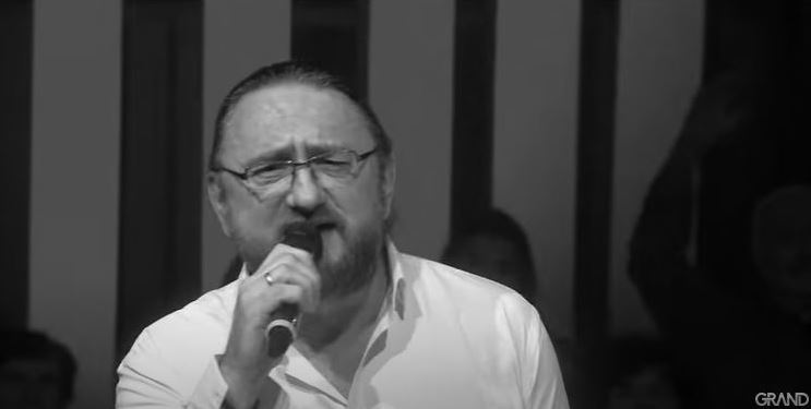 Našem pevaču iznenada preminuo brat, a pre samo nekoliko meseci su zajedno pevali u emisiji "Nikad nije kasno" 5 preminuo brat pevaca