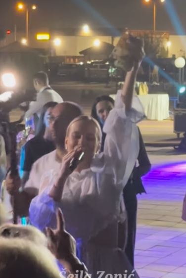 Ovo može samo Šejla: Pobednica peva na turskom, domaćini je kite besnim bakšišom VIDEO 6 sejla