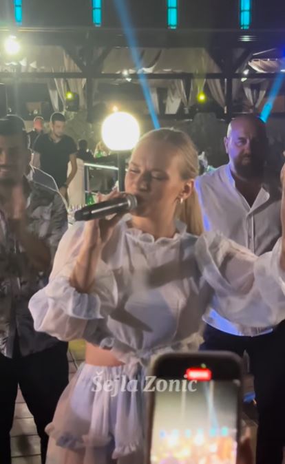 Ovo može samo Šejla: Pobednica peva na turskom, domaćini je kite besnim bakšišom VIDEO 5 sek