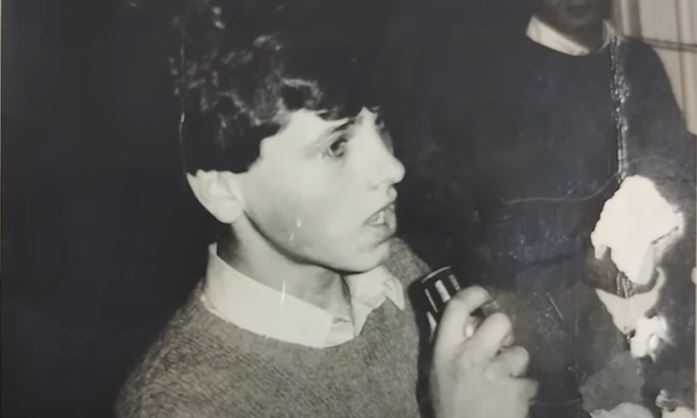 Da li prepoznajete dečaka sa slike? Objavio je dva albuma, a najveći san mu je ostvario Žika Jakšić 5 tahir cehajic detinjstvo
