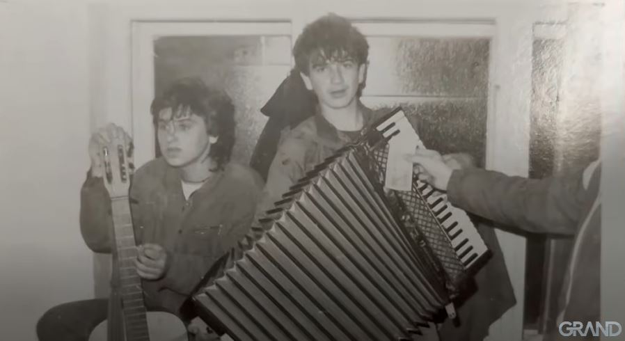 Da li prepoznajete dečaka sa slike? Objavio je dva albuma, a najveći san mu je ostvario Žika Jakšić 6 tajir cehajic