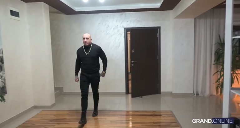 "Ljudi neće da prihvate da sam sve sam zaradio", Poznati pevač sagradio vilu iz snova, a tek da vidite enterijer (VIDEO) 5 vuk