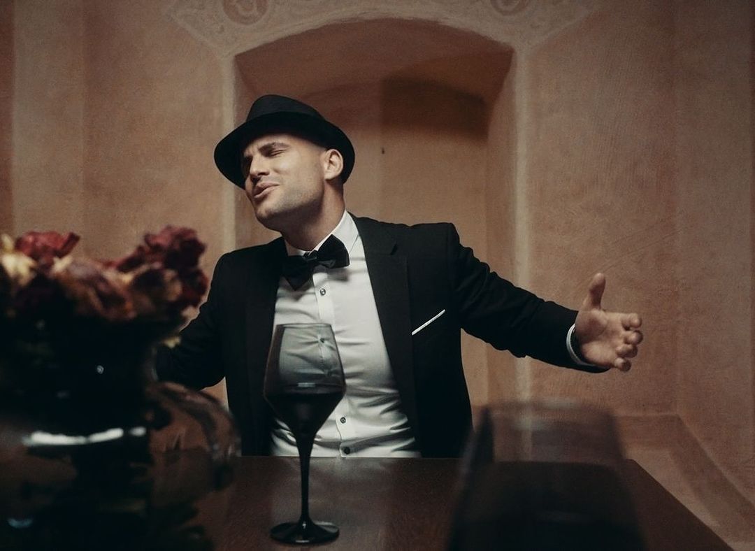 Pevač okupio saradnike iz 7 zemalja zbog pesme, ovo do sada niko nije uradio 5 Gde god da krenem vrtim se u krug… Samo tuga mi je drug Link u opisu profila @marko vanilla markovanilla
