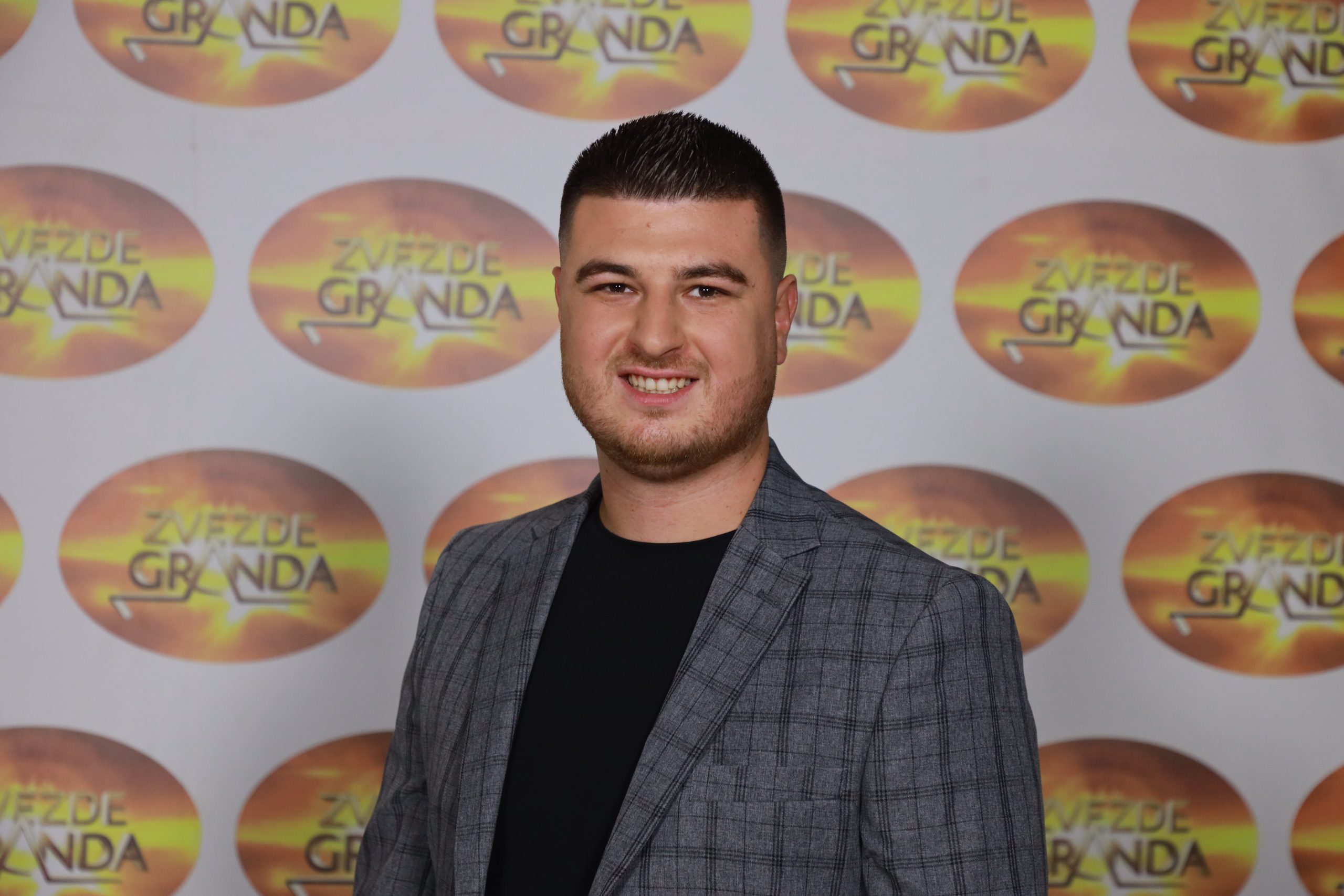 Ko su zvezde Granda koje večeras nastupaju u Zvezdama Granda? 15 NEMANJA AVRAMOVIC 26 GOD. TEMERIN 10 1