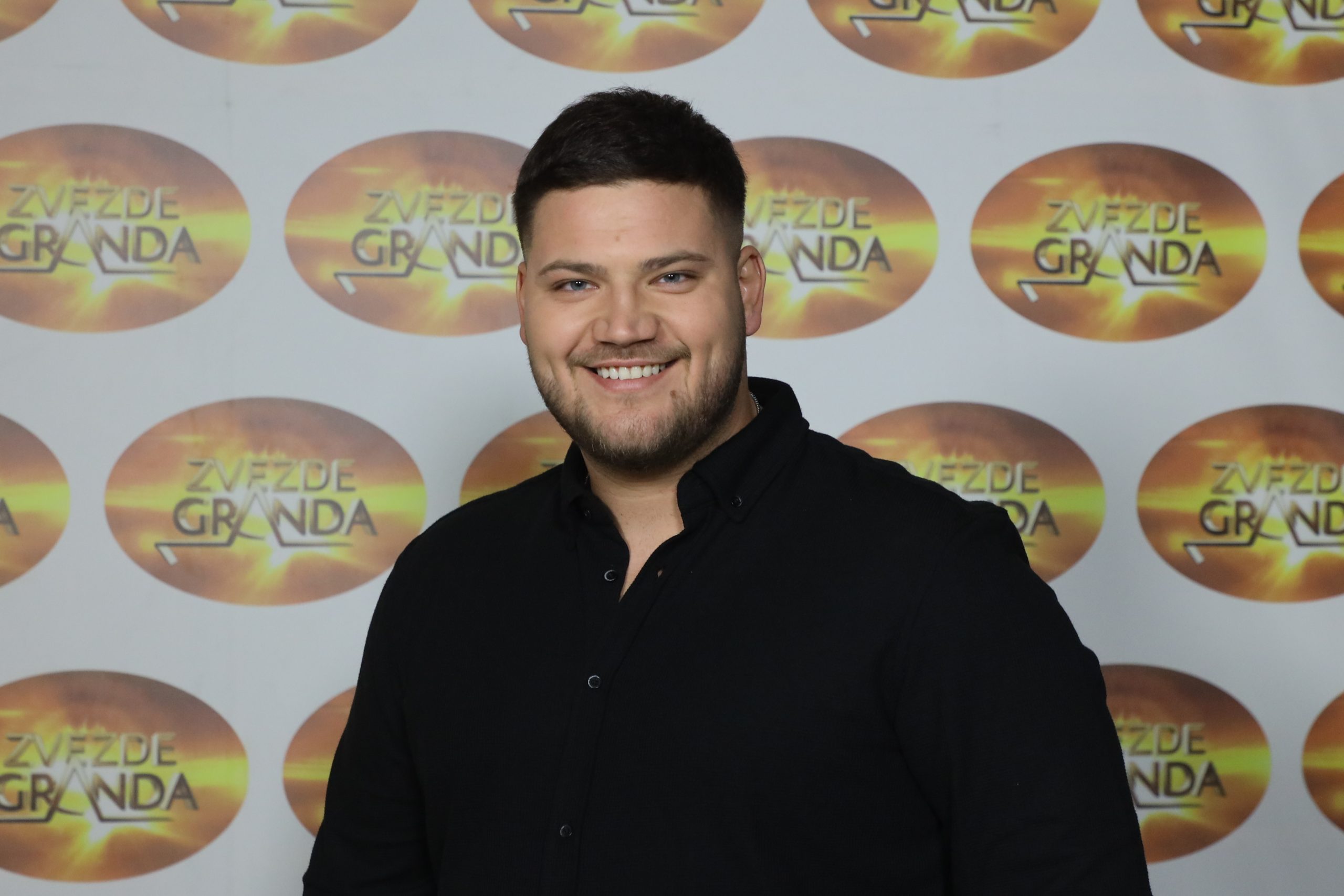 Nenad Vitorović uputio javno izvinjenje žiriju "Zvezda Granda": "Osećam se glupo" VIDEO 6 NENAD VITOROVIC 26 GOD. LESKA 7
