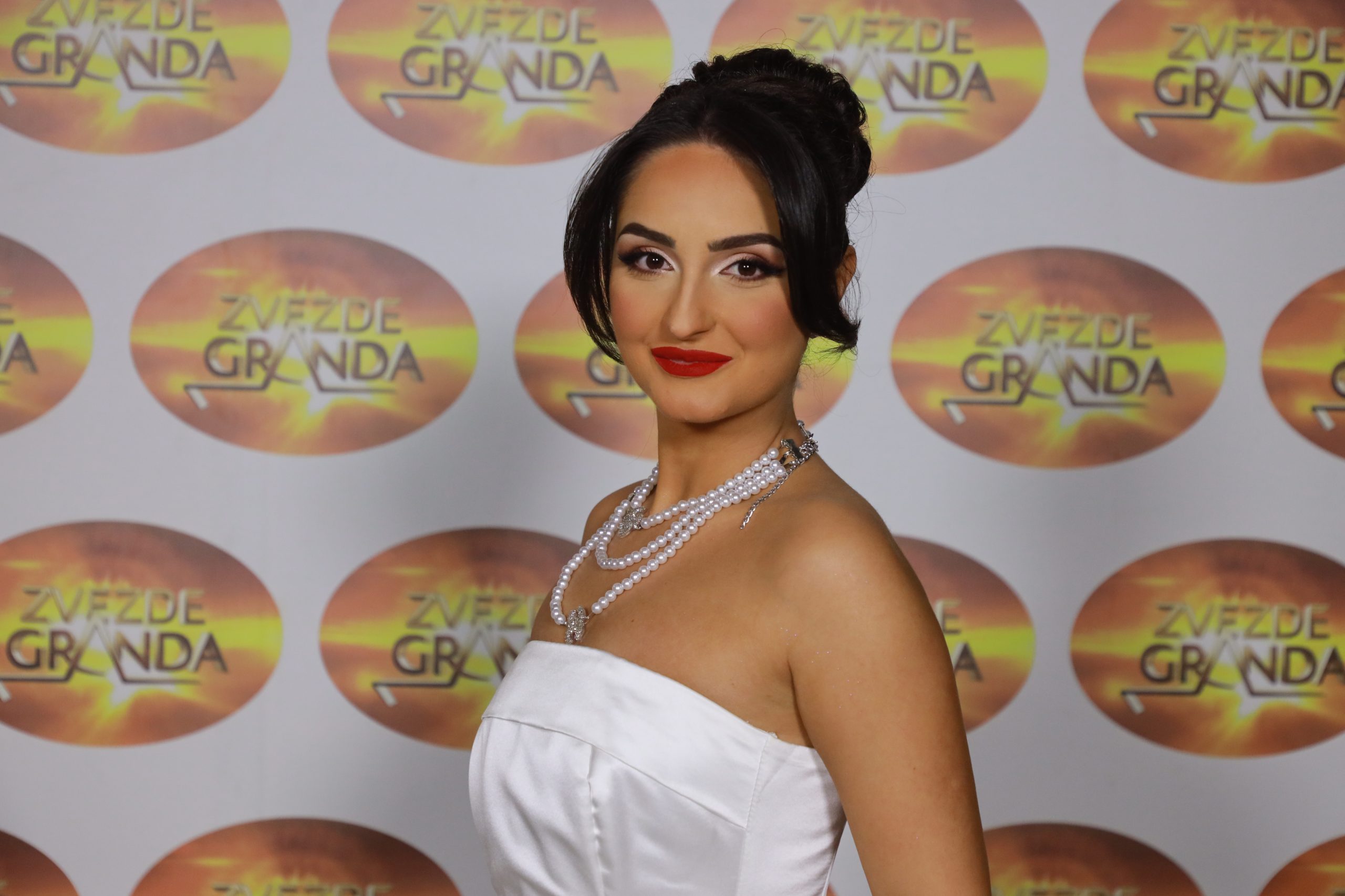Ko su zvezde Granda koje večeras nastupaju u Zvezdama Granda? 8 NINA MAJSTOROVIC 23 GOD. BIJELJINA 4