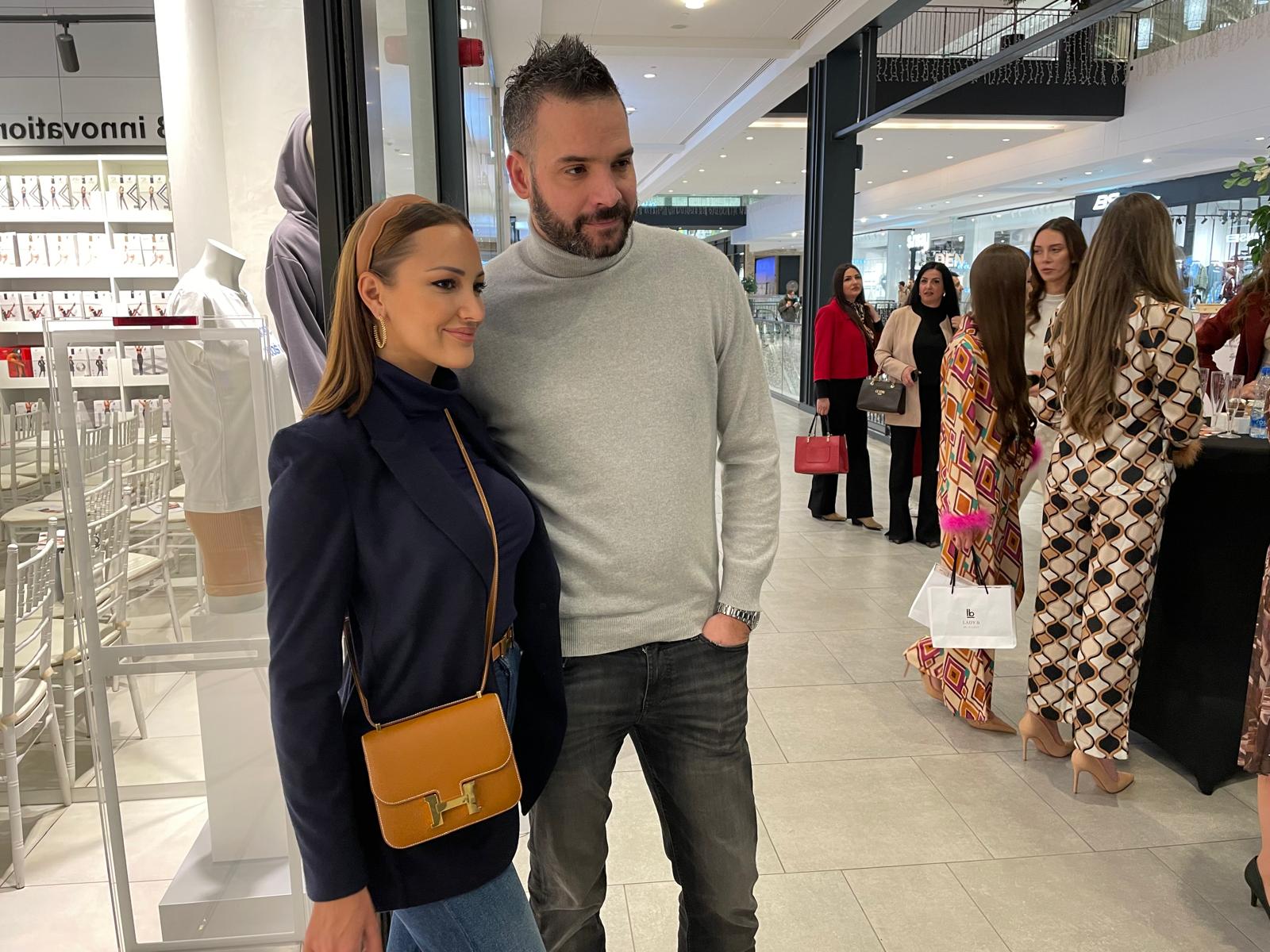 Prija i Filip došli kod Brene i Bobe na slavlje, pevačica ga ne ispušta iz zagrljaja (FOTO) 7 PHOTO 2024 10 31 19 05 19