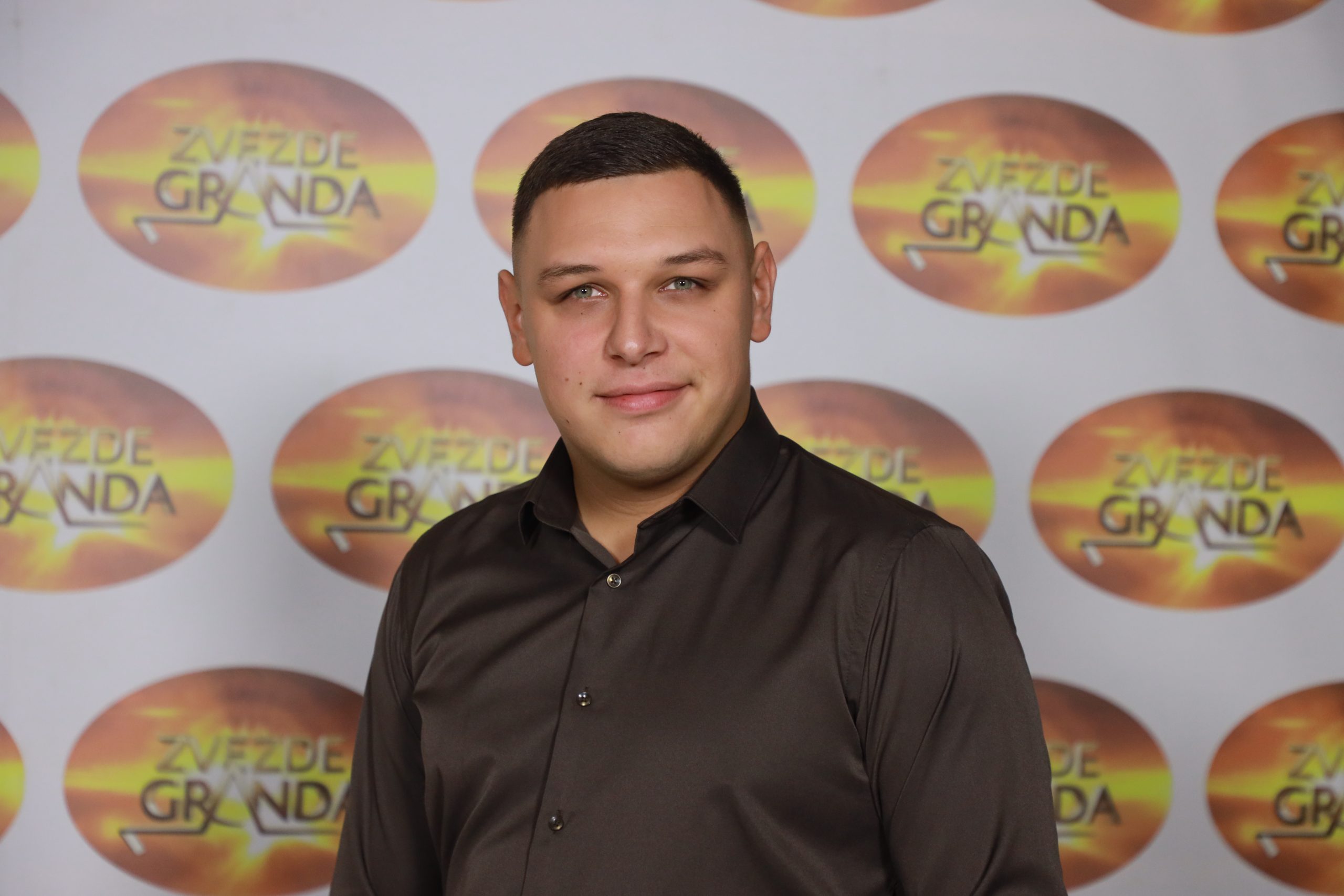 Ko su zvezde Granda koje večeras nastupaju u Zvezdama Granda? 9 UROS NIKOLIC 22 GOD. NIS 7