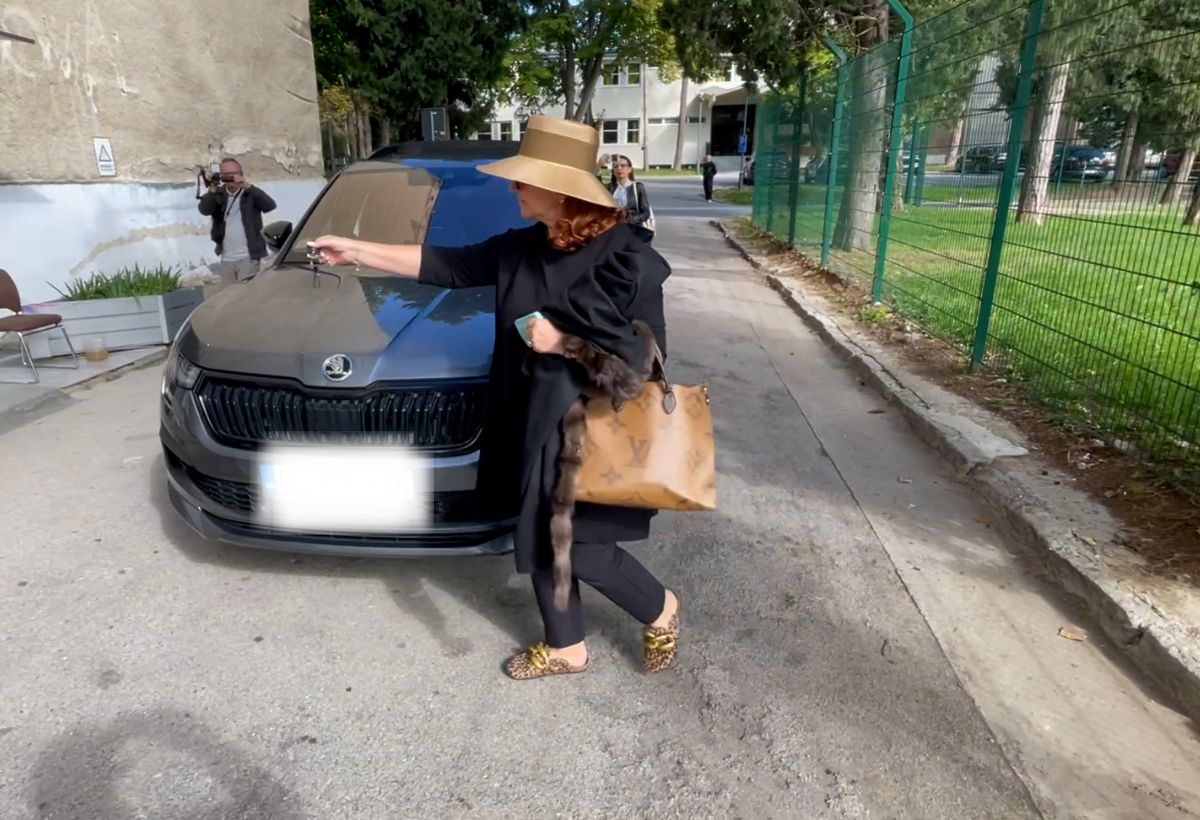 Kao sa kraljevskog dvora: Ana Bekuta ne prestaje da iznenađuje stajlinzima, svi gledaju u papuče koje je obula VIDEO 8 Untitled design 32