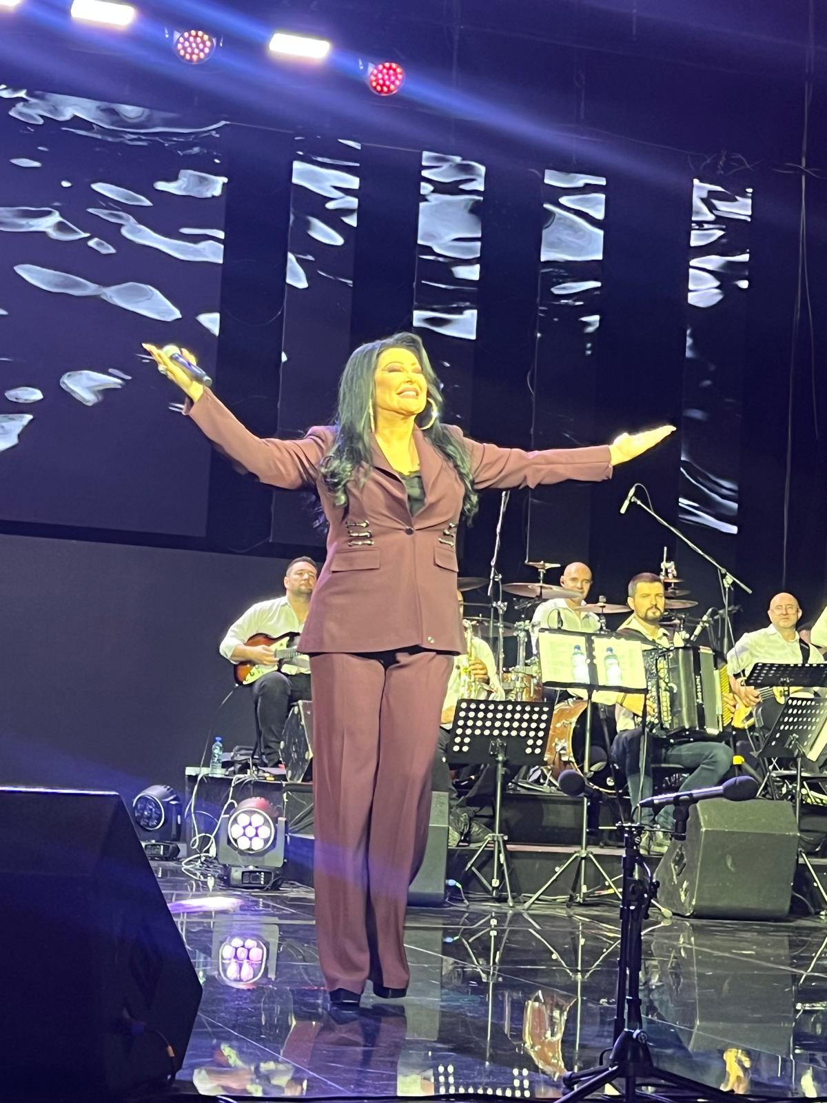 Scena za istoriju: Dragana Mirković zapevala sa Snežanom Đurišić, nastao delirijum u prepunoj sali (VIDEO) 6 WhatsApp Image 2024 10 14 at 22.07.51