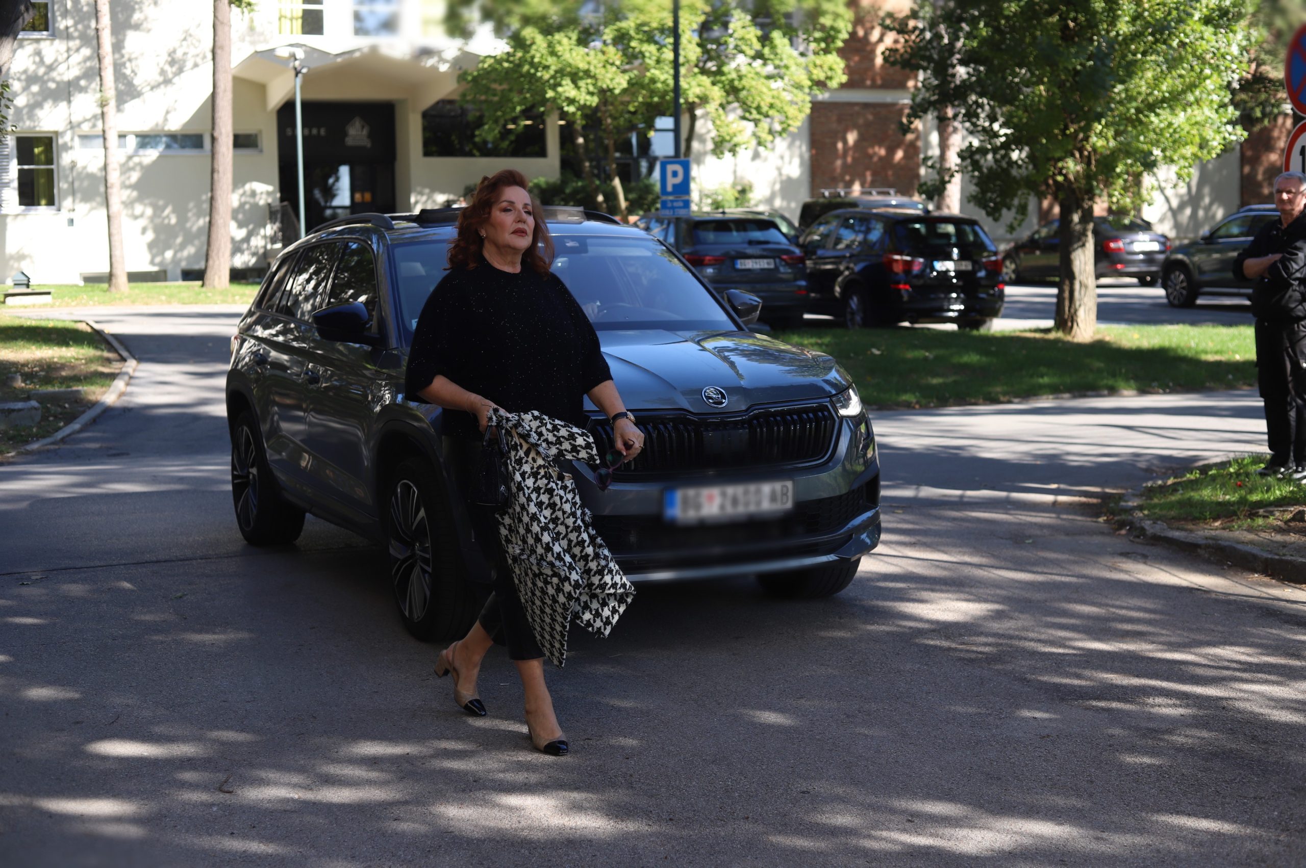 Bekuta u kožnim pantalonama, a Mili sa novom voditeljkom: "Sredila se, videćemo da li će se snaći" VIDEO 5 ana bekuta