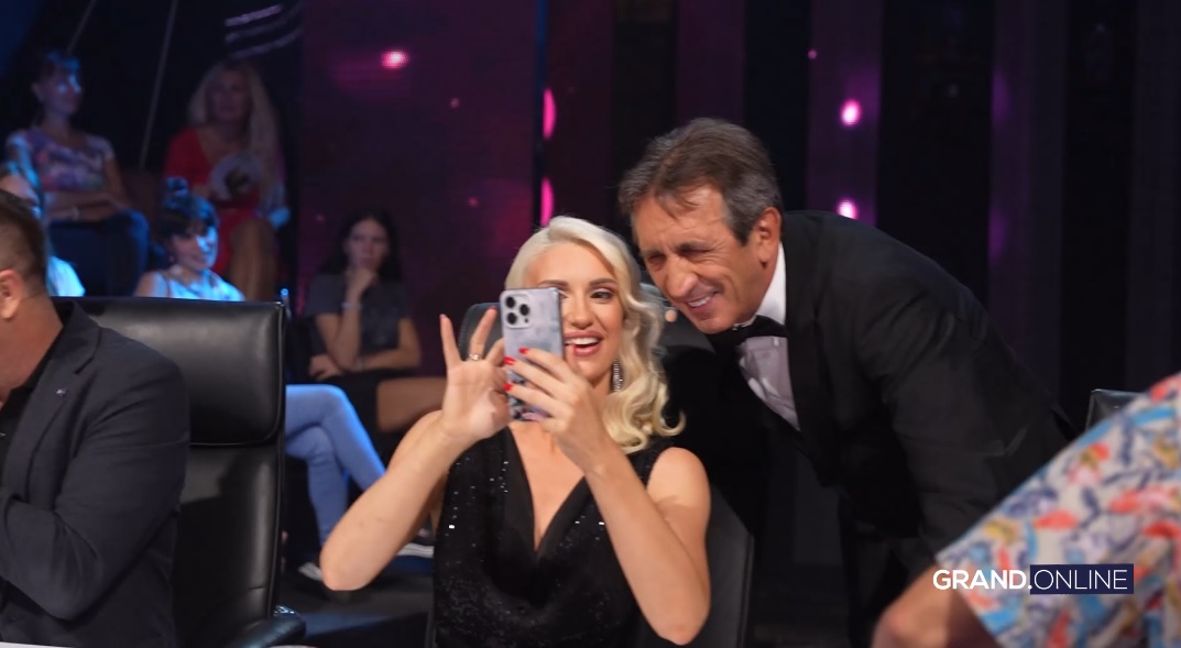 Veselo u bekstejdžu: Selfiji pre početka snimanja, članica žirija ušetala u orkestar, šou ukrao neko sasvim treći VIDEO 5 bekstejdz nnk 2