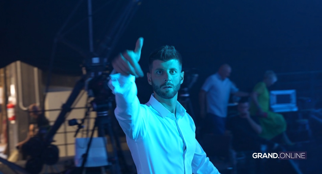 Veselo u bekstejdžu: Selfiji pre početka snimanja, članica žirija ušetala u orkestar, šou ukrao neko sasvim treći VIDEO 9 bekstejdz nnk 5