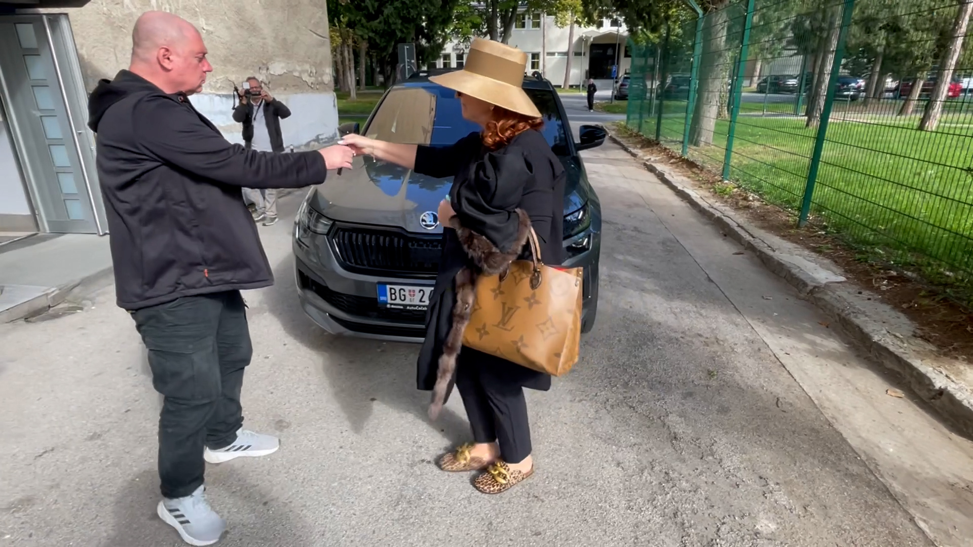 Kao sa kraljevskog dvora: Ana Bekuta ne prestaje da iznenađuje stajlinzima, svi gledaju u papuče koje je obula VIDEO 9 bekuta 4