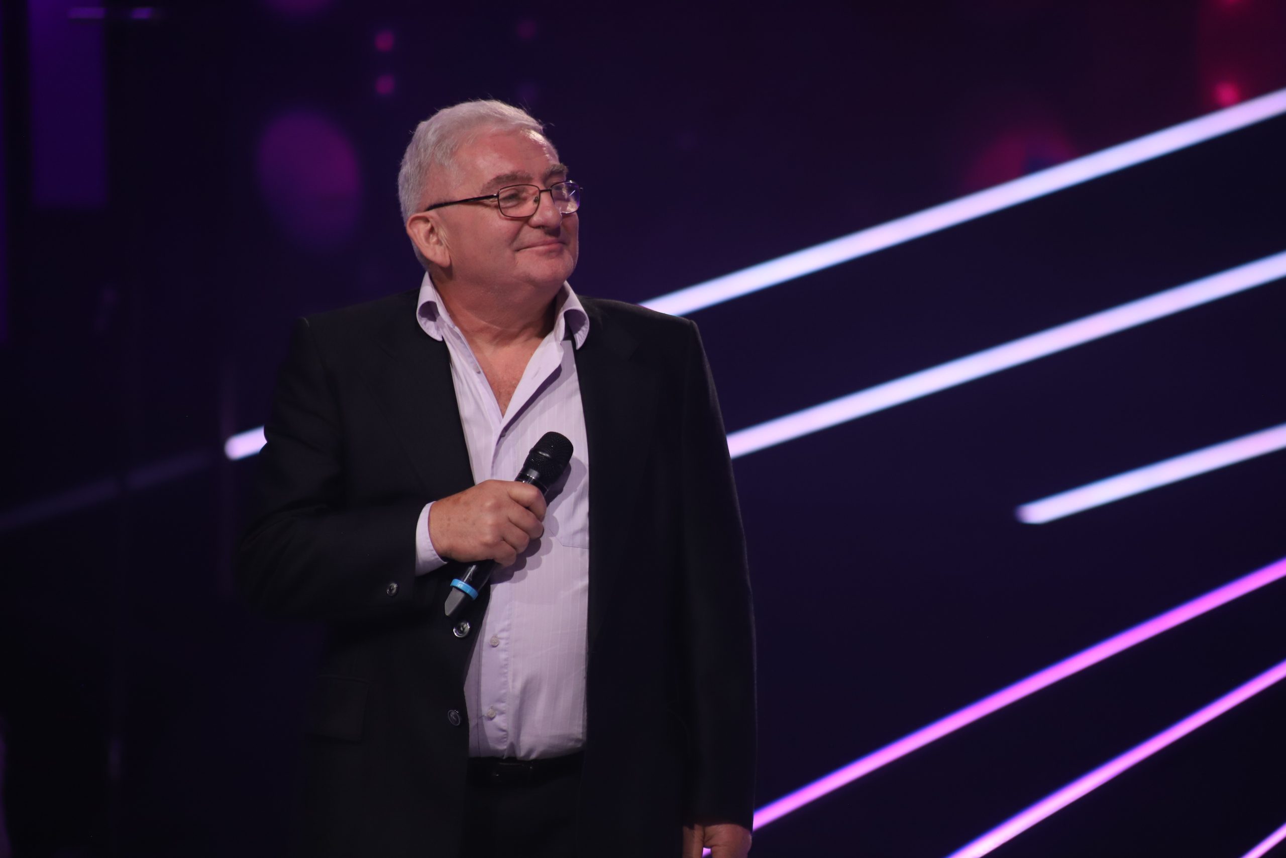Dušan Mišić napustio pevanje posle incidenta na svadbi, nastup u NNK posvetio pokojnoj supruzi, umalo se rasplakao na sceni VIDEO 5 dusan misic 1