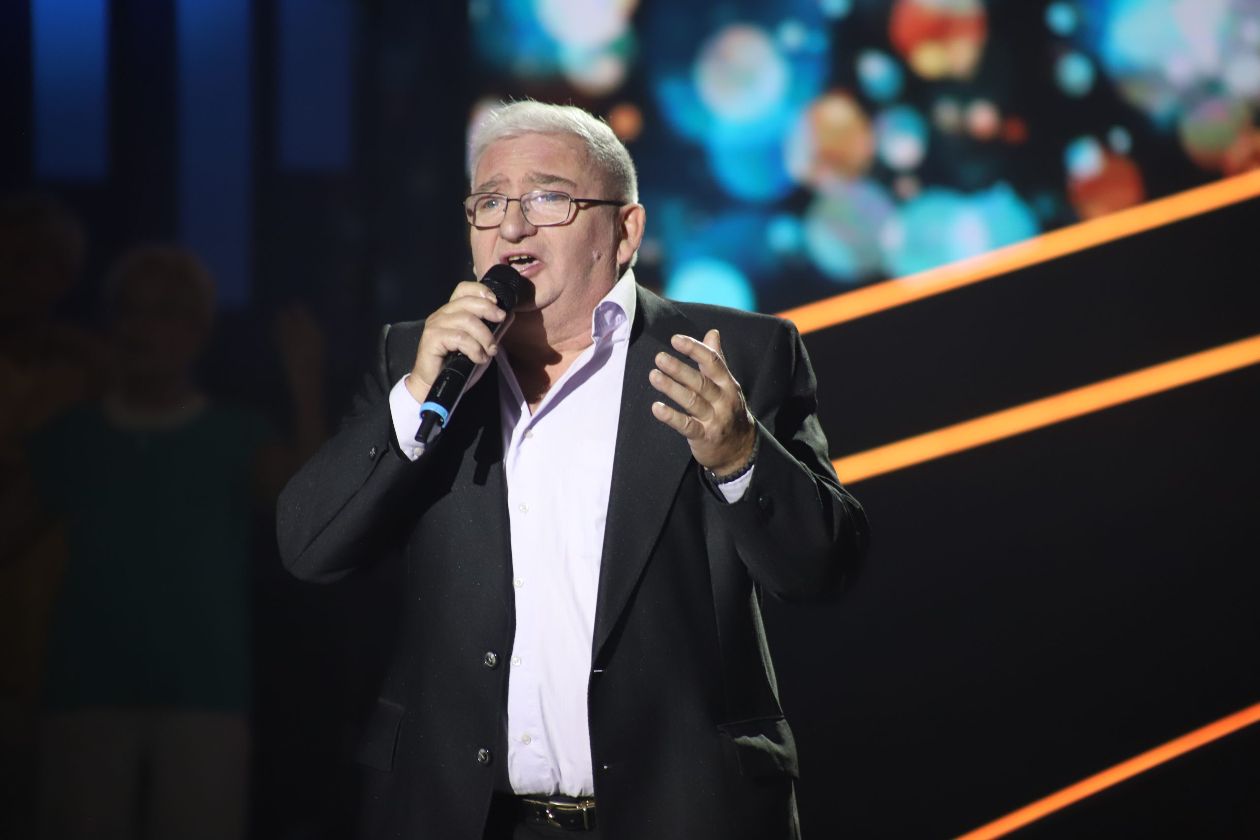 Dušan Mišić napustio pevanje posle incidenta na svadbi, nastup u NNK posvetio pokojnoj supruzi, umalo se rasplakao na sceni VIDEO 6 dusan misic 2