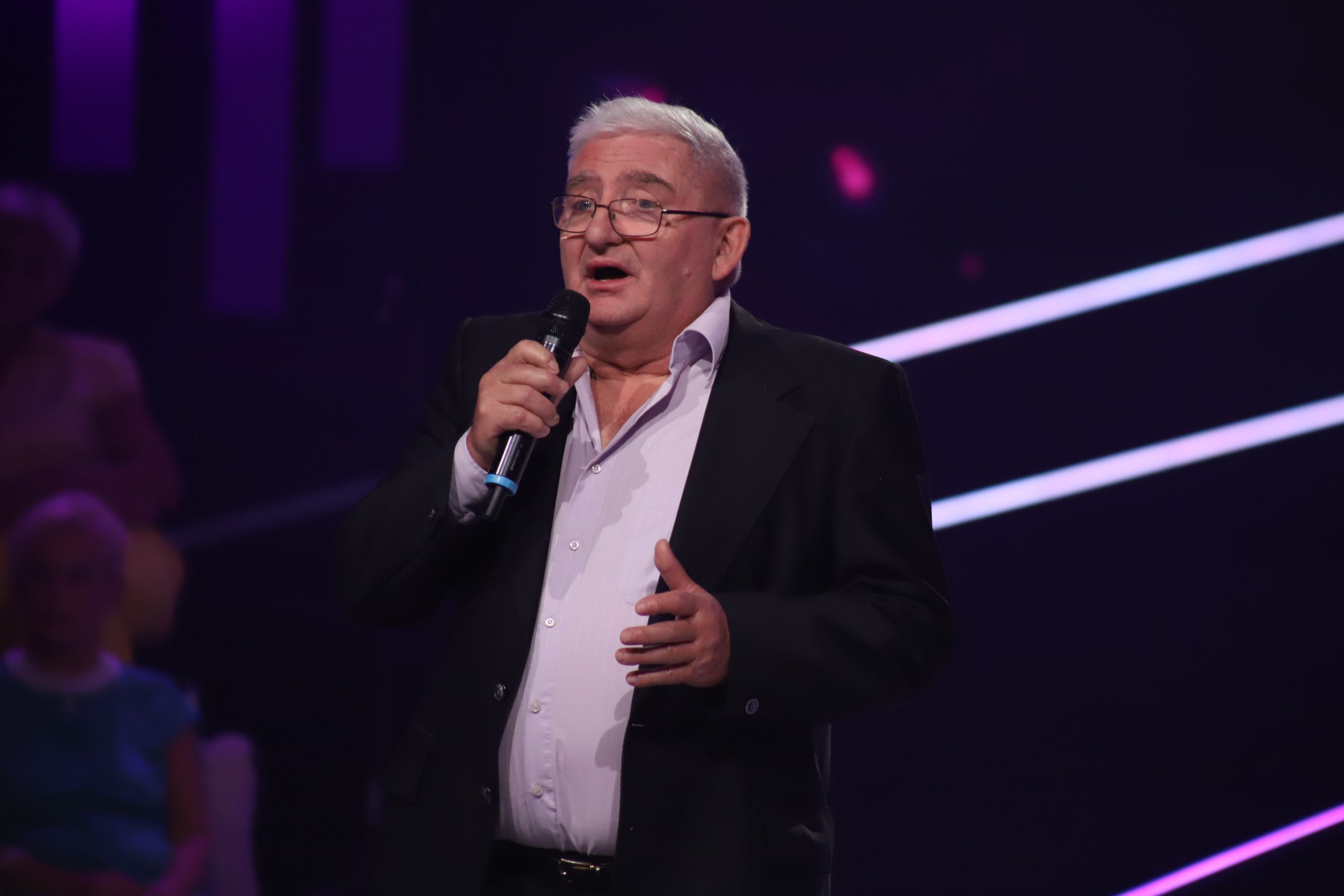 Dušan Mišić napustio pevanje posle incidenta na svadbi, nastup u NNK posvetio pokojnoj supruzi, umalo se rasplakao na sceni VIDEO 8 dusan misic 4