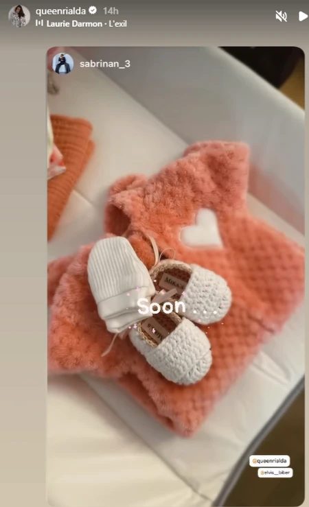 Pevačica u devetom mesecu trudnoće objavila fotografiju i raznežila sve: "Uskoro" (FOTO) 6 image 13 15