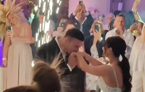 Ovakvu svadbenu tortu niste videli, mladenci se pomučili da je preseku (VIDEO) 7 image 2 10