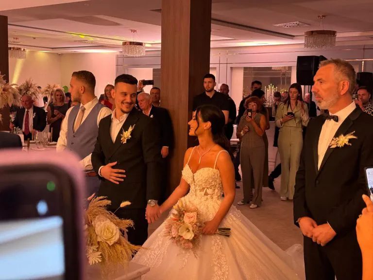 Ovakvu svadbenu tortu niste videli, mladenci se pomučili da je preseku (VIDEO) 5 image 2 9