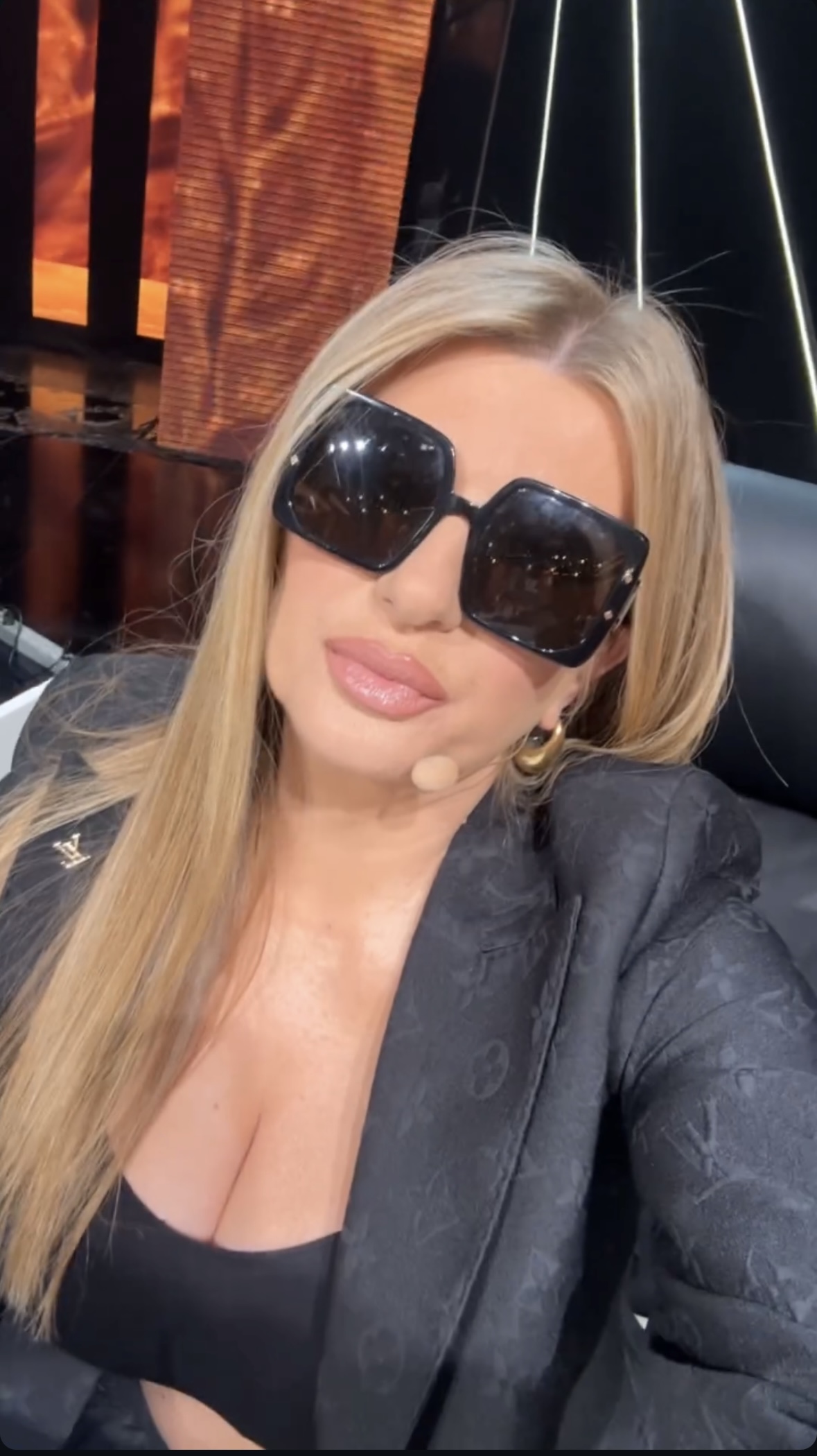 Viki Miljković u topiću i sakou koji košta kao prosečan srpski auto (VIDEO) 7 image00001 7