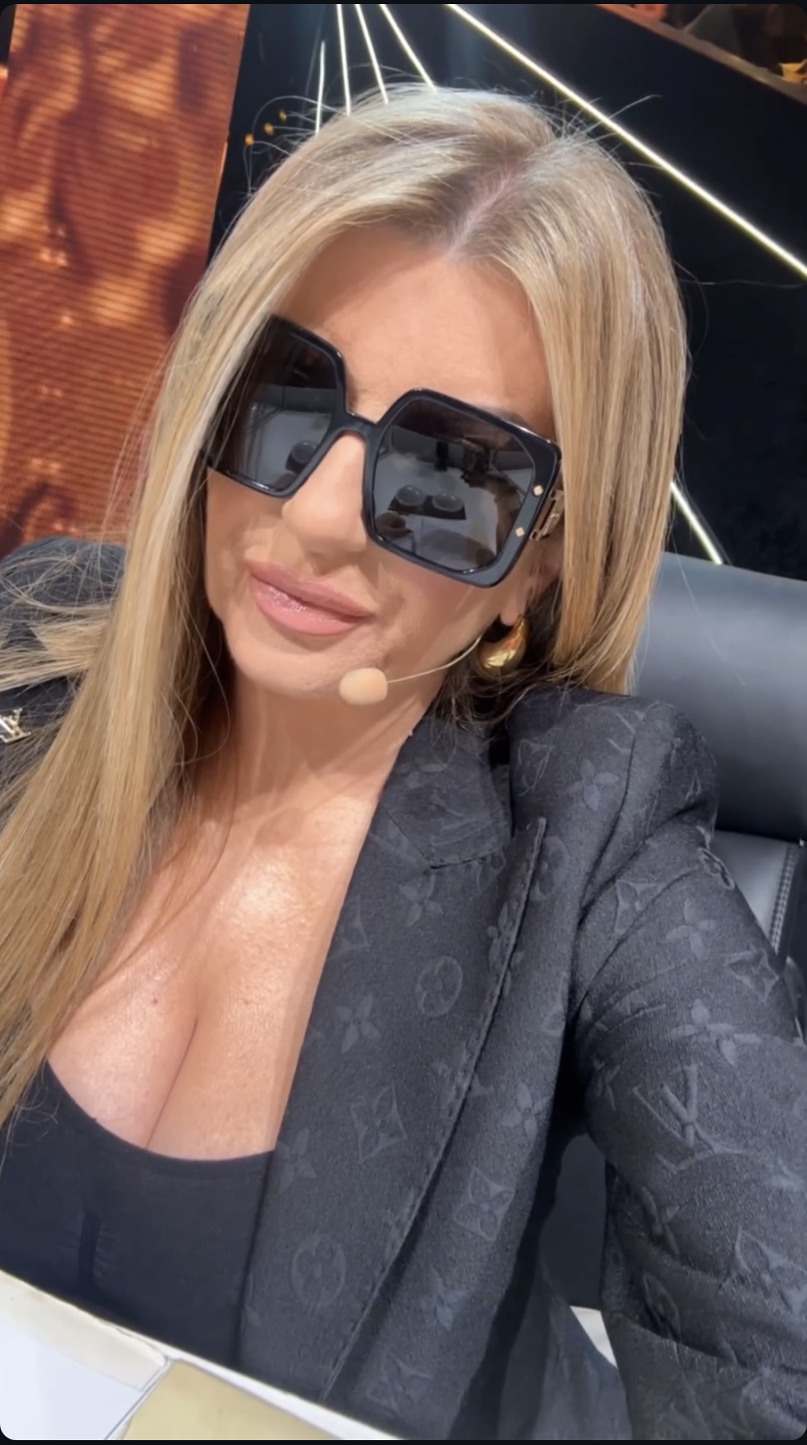 Viki Miljković u topiću i sakou koji košta kao prosečan srpski auto (VIDEO) 6 image00002 6