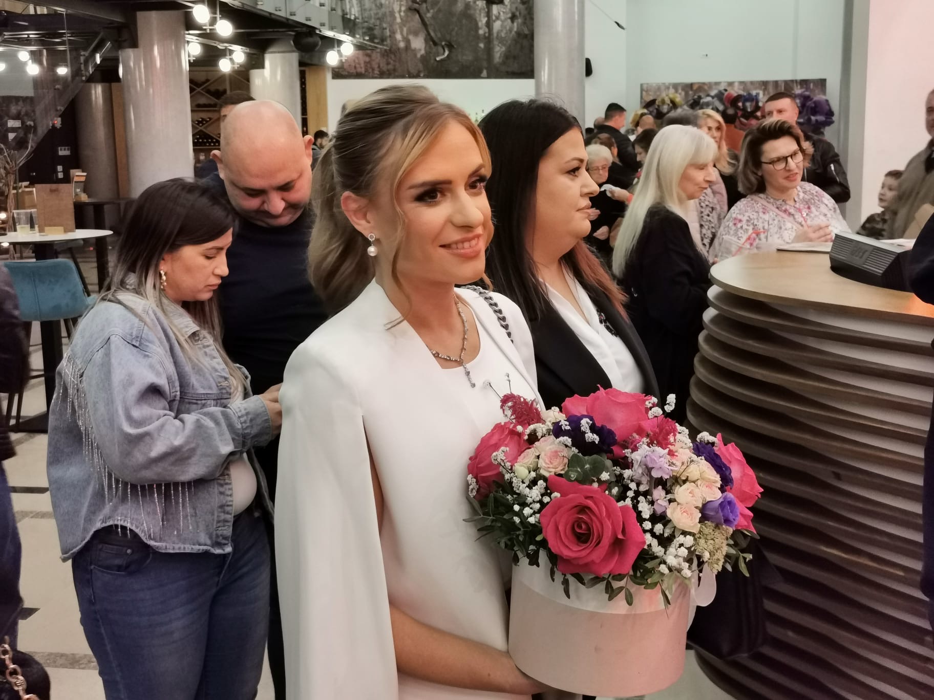 Cela estrada došla da podrži Snežanu Đurišić: Velika imena stigla na koncert, tu su i kolege iz žirija "Zvezda Granda" VIDEO 13 image00005