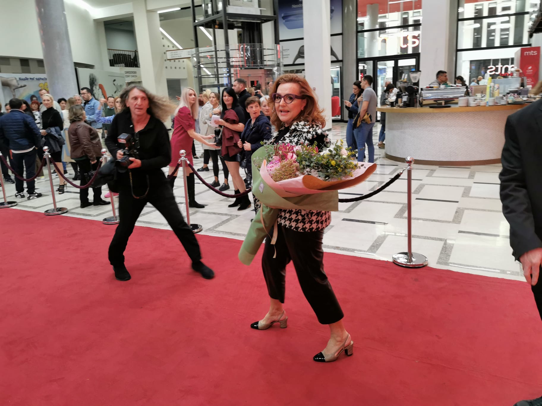 Cela estrada došla da podrži Snežanu Đurišić: Velika imena stigla na koncert, tu su i kolege iz žirija "Zvezda Granda" VIDEO 8 image00007 1