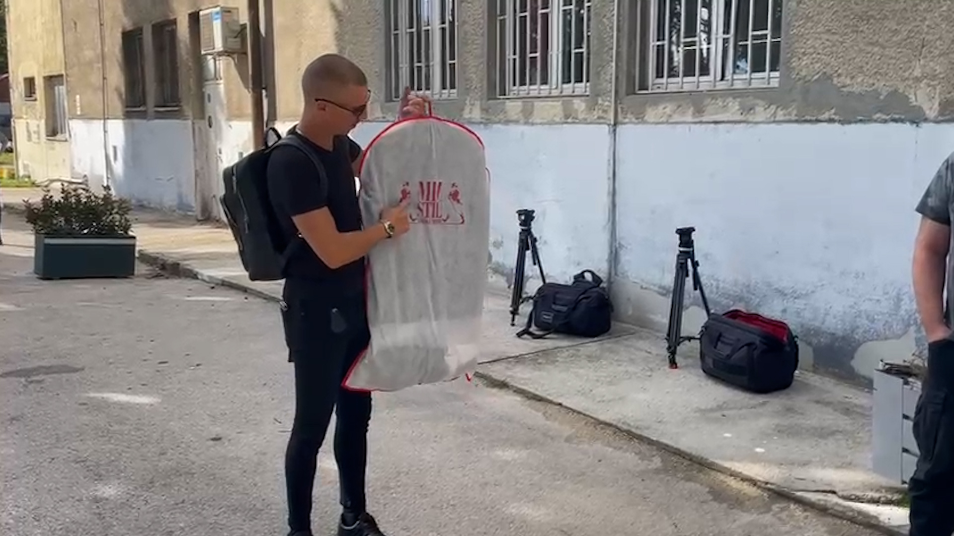 Svi se pitaju šta Milanu Mitroviću znače ovi inicijali, odgovor je urnebesan: "Imam dva" VIDEO 7 milan 1