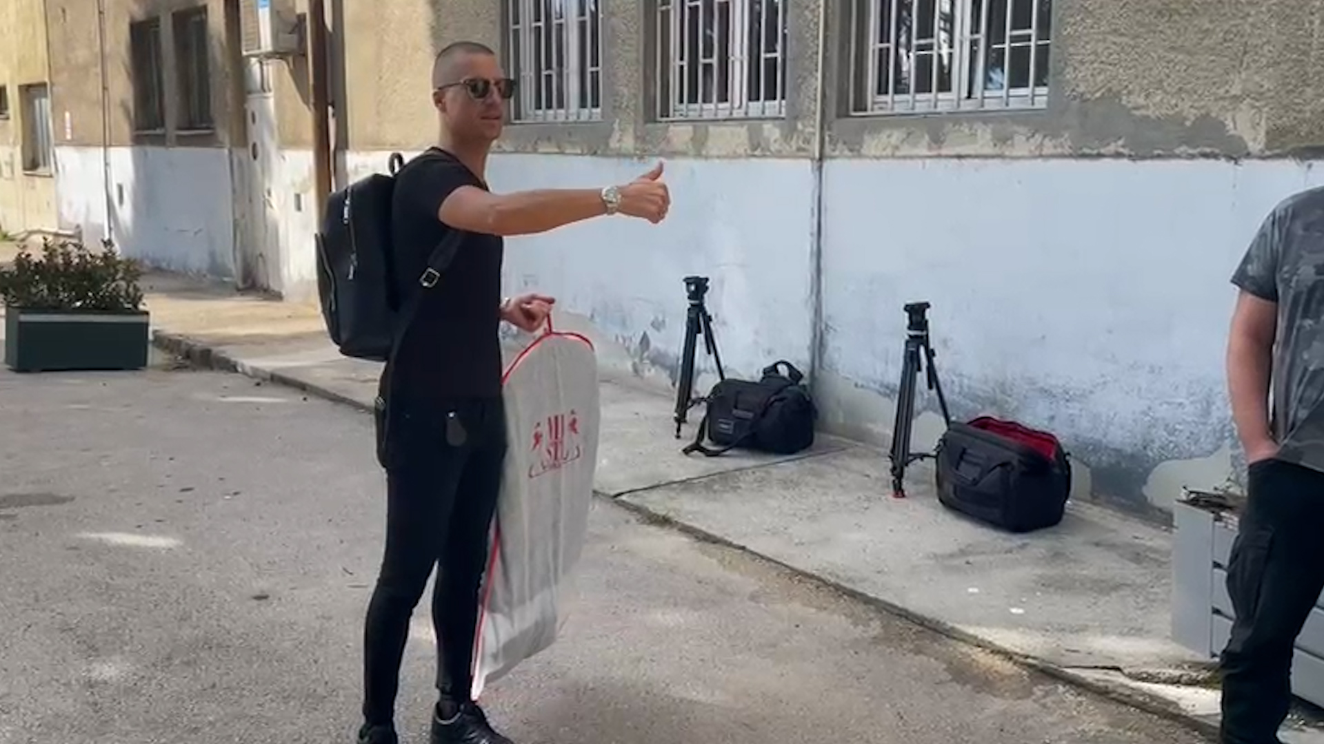 Svi se pitaju šta Milanu Mitroviću znače ovi inicijali, odgovor je urnebesan: "Imam dva" VIDEO 8 milan 4