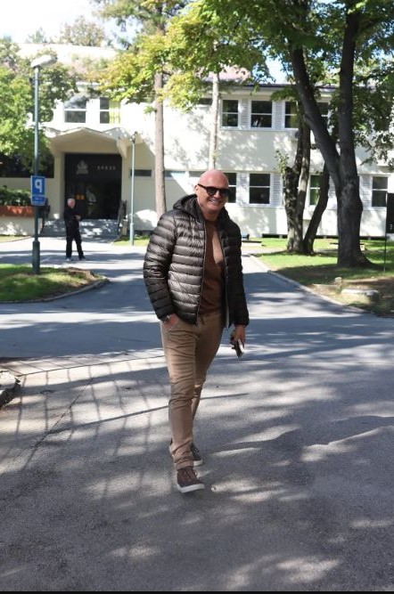 Jesenji stajling Aleksandra Milića Milija oduševio je svaku ženu, a evo kako je od naizgled obične kombinacije uspeo da izgleda svetski VIDEO 7 mili