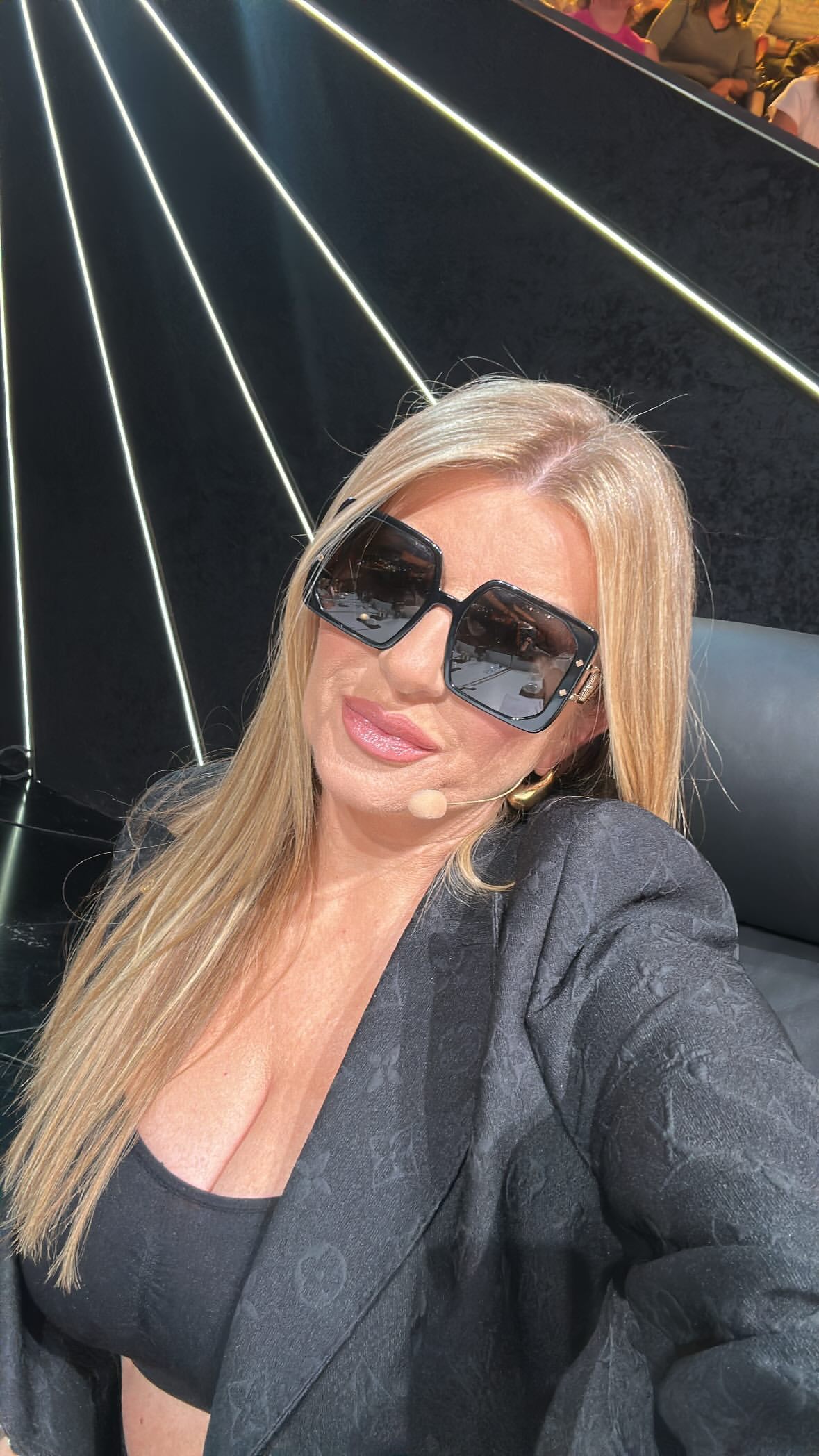 Viki Miljković u topiću i sakou koji košta kao prosečan srpski auto (VIDEO) 5 viki