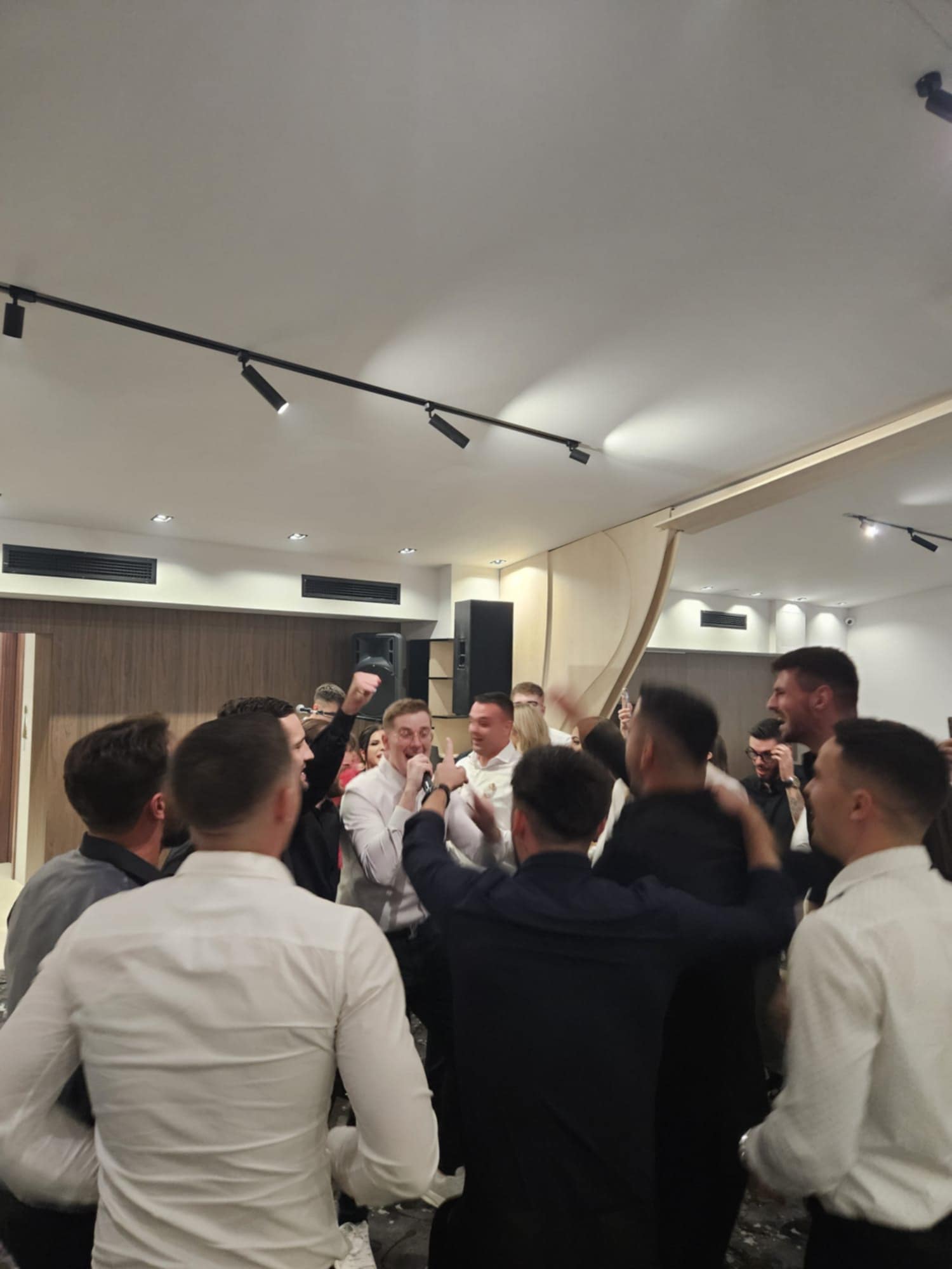 Najpoželjniji neženja iz "Zvezda Granda" stao pred matičara, a kada vidite mladu biće vam jasno zašto je toliko čekao FOTO 8 Anid je zapjevao na svadbi