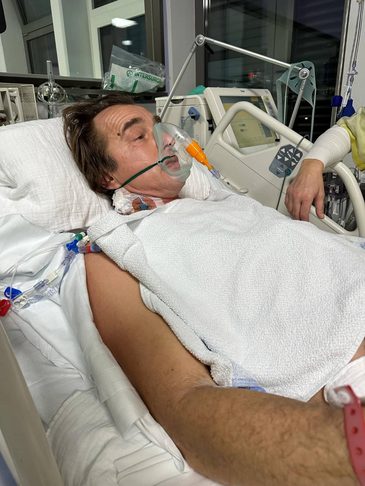 Doživeo infarkt na nastupu, sam se dovezao do bolnice! Pevač za Grand otkrio u kakvom je stanju: "Bilo je jezivo, vozio sam satima do Urgentnog" 11 IMG 84fee7995fa5e929271745b5dbe98a38 V