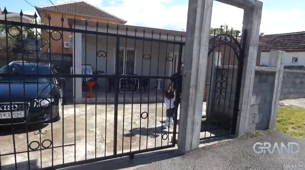 Stilski nameštaj, bela kuhinja i palme u dvorištu: Zvezda Granda u Podgorici izgradio luksuzan dom za porodicu (VIDEO) 6 Screenshot 2024 11 22 145304 1