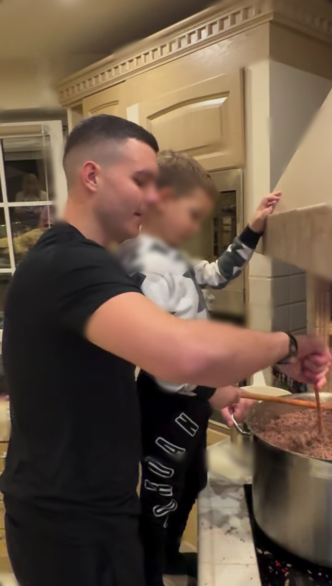 Brena i Boba spremaju slavu, Viktor i Prijin sin glavni u kuhinji VIDEO 10 Screenshot 20241120 184449 com