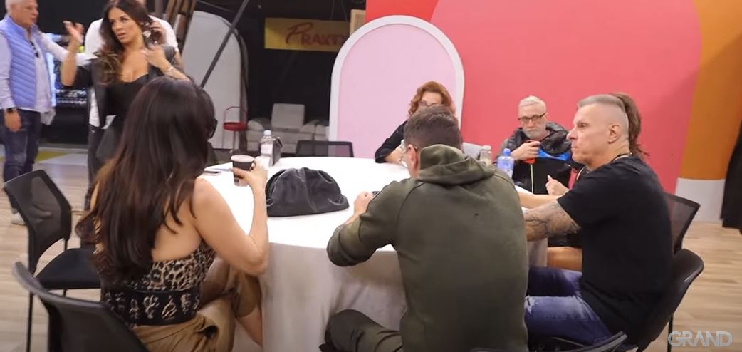 Poznata pevačica ponovo u "Zvezdama Granda": Nju niko nije očekivao da vidi u bekstejdžu VIDEO 5 crz